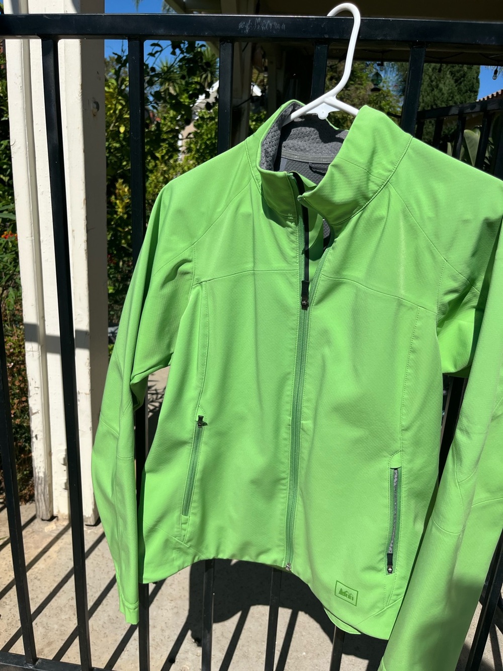 REI Women’s Medium Lime Green Softshell Jacket Water Resistant Full Zip Hiking